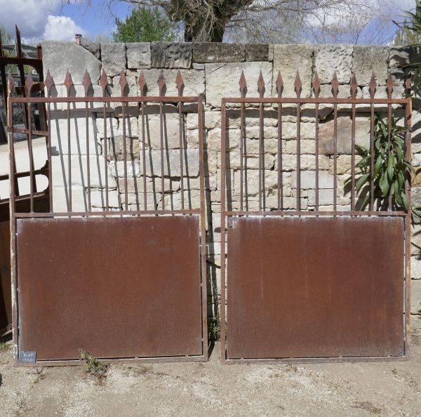 Antique wrought-iron double-doors gate for sale at Atelier Alain BIDAL, atnqiue materials in Provence.