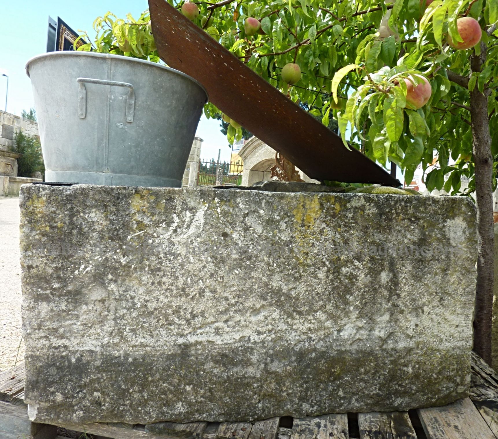 Puits rustique de forme carrée - Matériaux anciens Bidal.