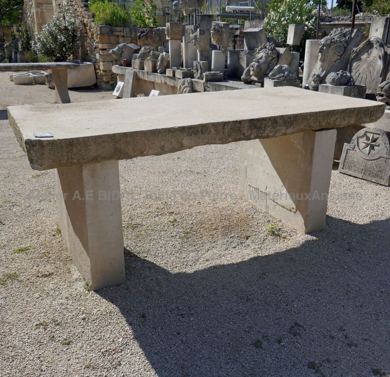 Notre mobilier de jardin ancien: belle table ancienne en pierre massive.