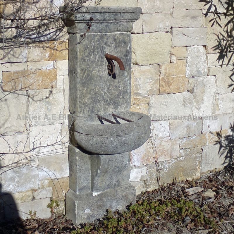 Fontaine en pierre : un excellent choix pour apporter du cachet et une atmosphère sereine à un jardin ou une terrasse !