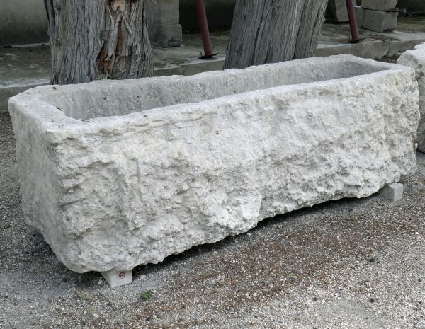 Ancien bac en pierre dure en vente chez Atelier Alain BIDAL - Provence.
