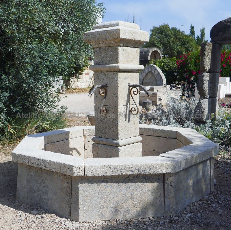 Fontaine centrale en vieilles pierres de style rustique par Les Matériaux Anciens en Provence Alain BIDAL