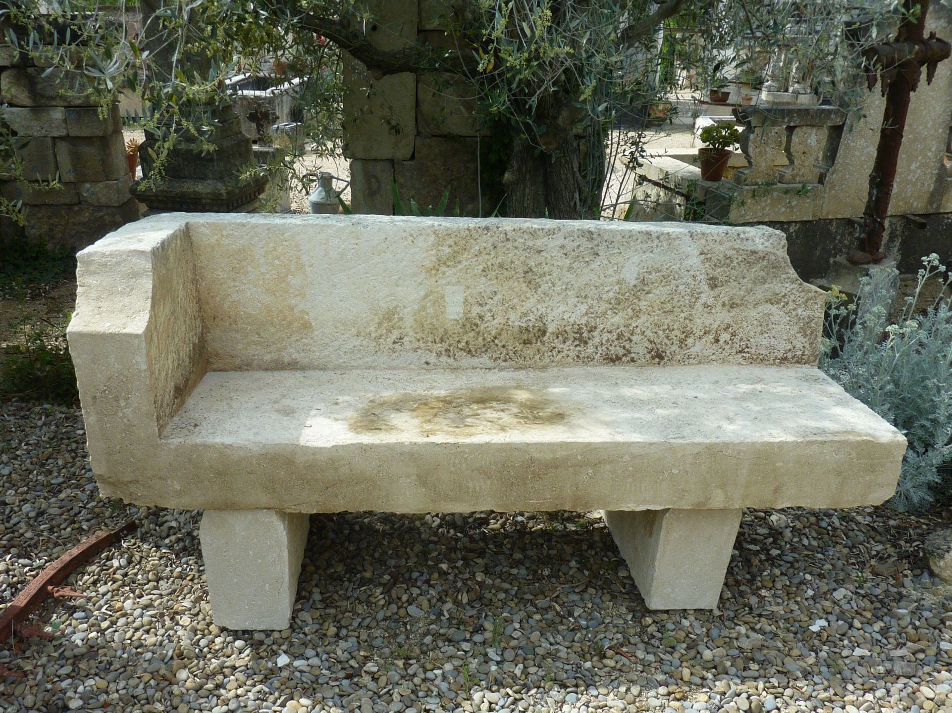 Banc en pierre avec dossier et accoudoir/ banc en pierre monolithe - mobilier de jardin ancien.