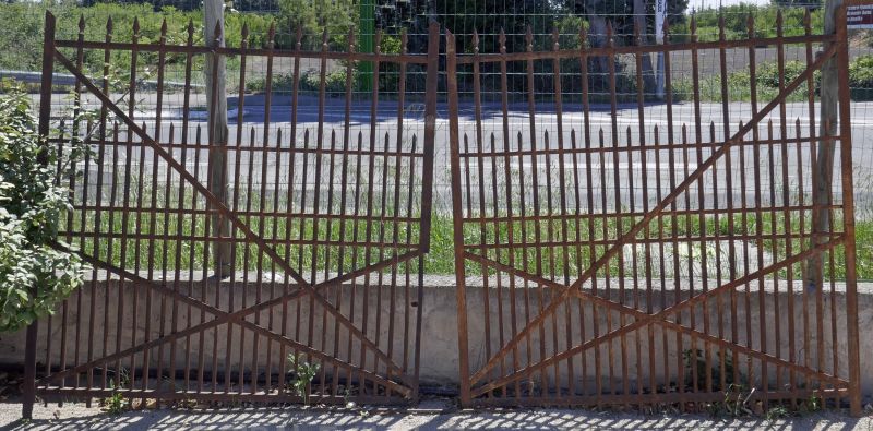 Un portail ancien ou portail fer forgé d'occasion pour limiter l'accès à une propriété.