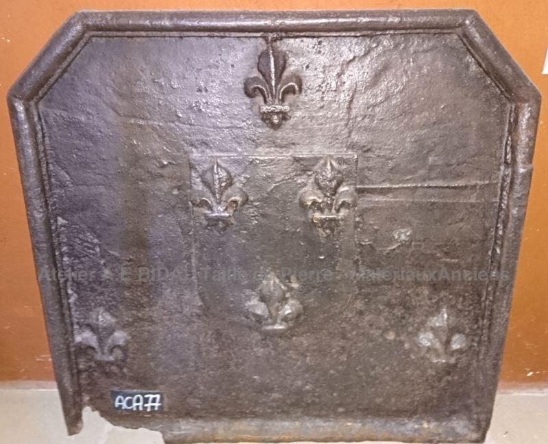Plaque De Cheminée XIXe Siècle – Fonte – Blason Et Fleurs De Lys – Décor