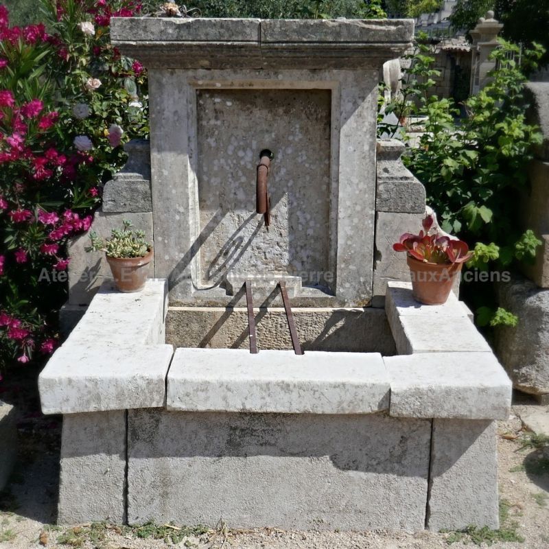 Pour embellir votre jardin, choisissez une véritable fontaine en pierre ancienne à découvrir en Provence chez l'Atelier Alain BIDAL.