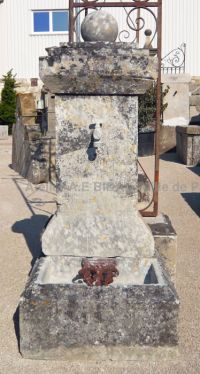 Borne à eau avec robinet d'époque