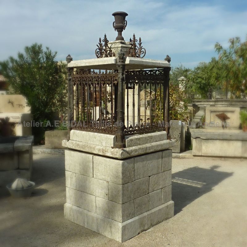 Bel oratoire en pierre naturelle et grilles en fer forgé * En vente chez Bidal Matériaux Anciens, Ilse sur Sorgue.