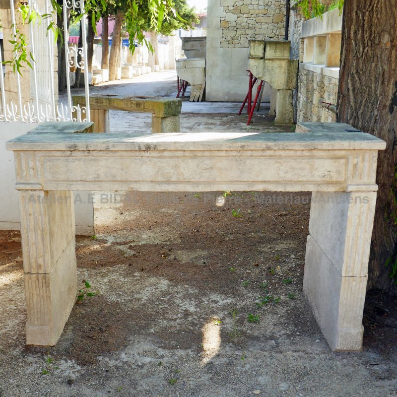 Cheminée Louis XVI - une ancienne cheminée plutôt dénuée de fantaisie mais pleine de charme.