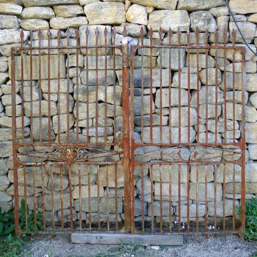 Antique wrought iron gate : elegant antique double-doors gate for sale at Atelier Alain BIDAL (Provence)