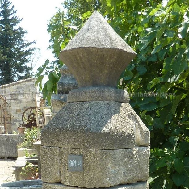 Beau pilier en pierre de portillon ancien - pilier ancien en vieilles pierres.