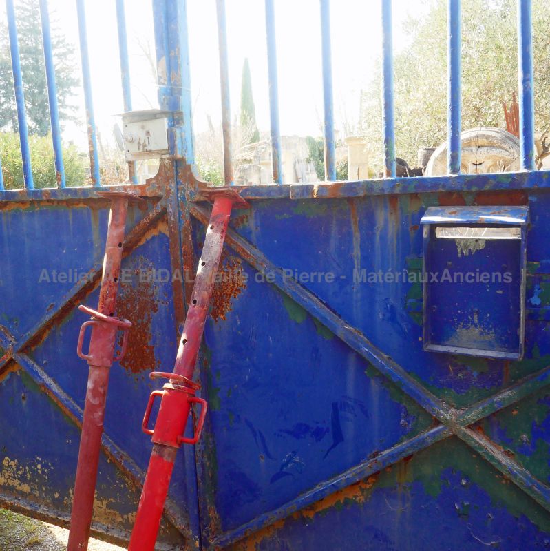 Haut portail ancien en fer forgé semi-ajouré en vente chez Les Matériaux Anciens en Provence Alain BIDAL