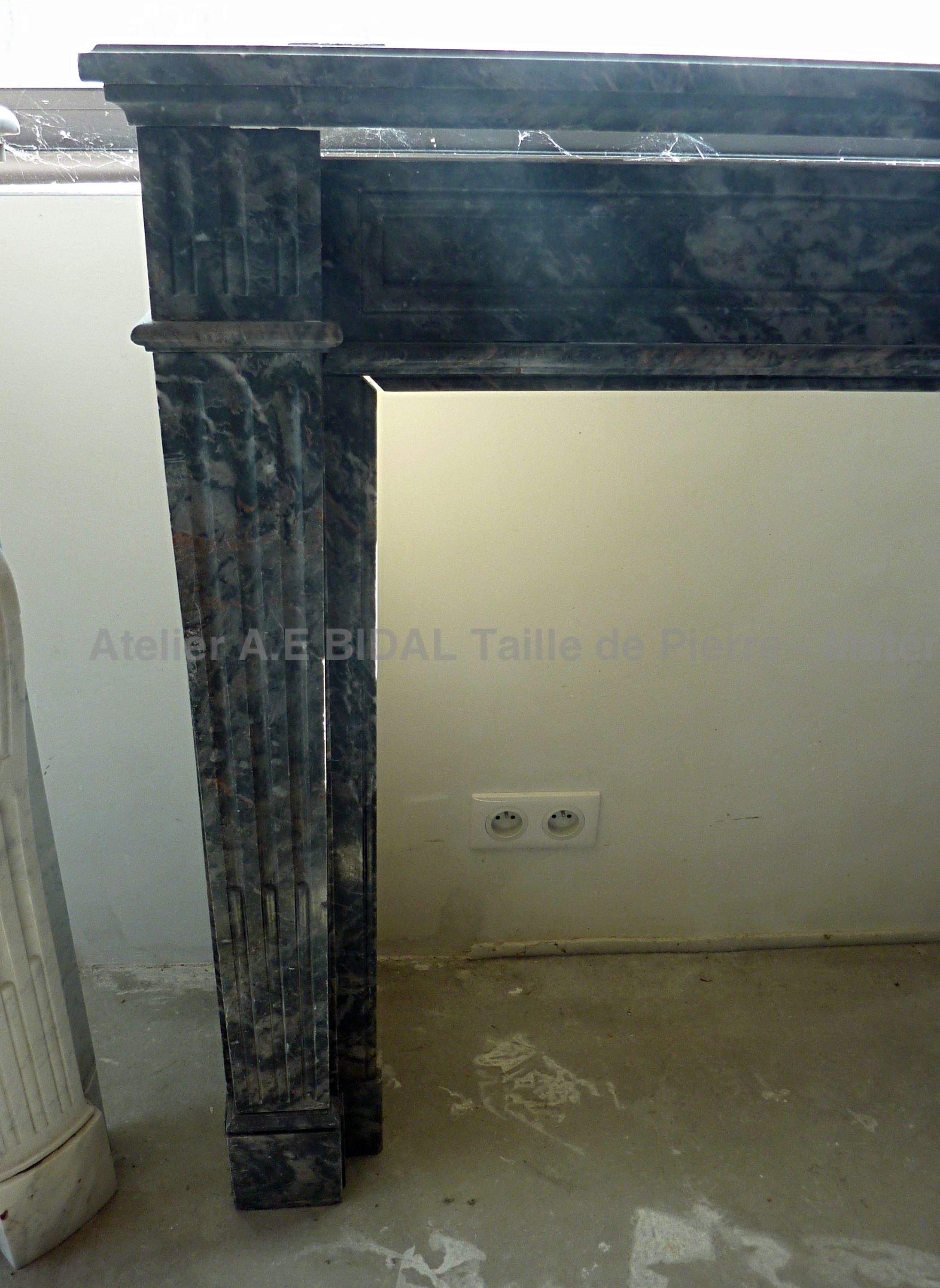 Belle cheminée marbre gris - une cheminée 19 ème en pierre marbrière.