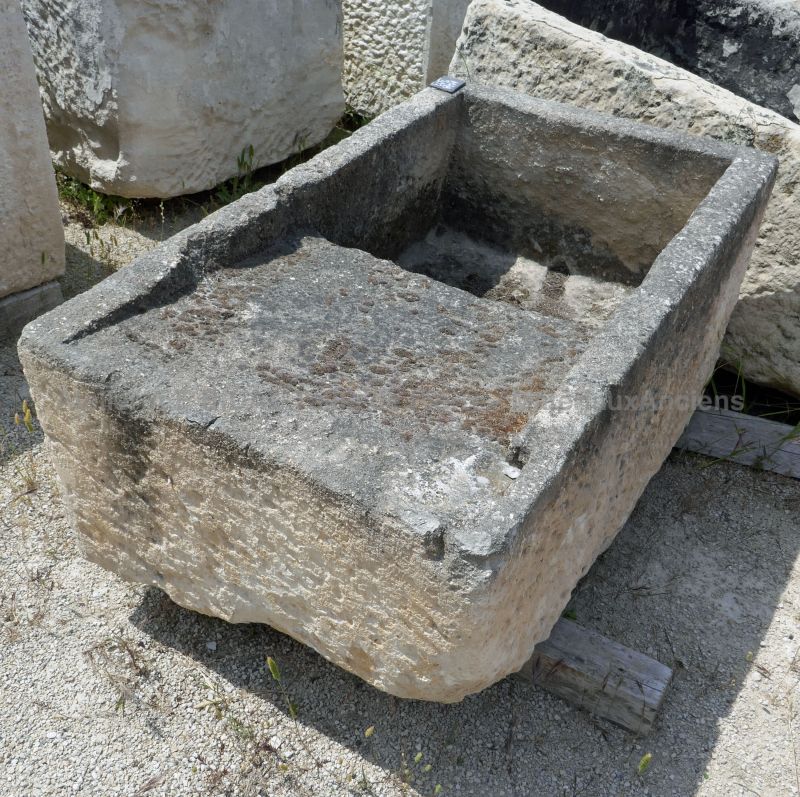 Lavoir ancien en pierre patinée par Alain BIDAL Matériaux anciens, provence.