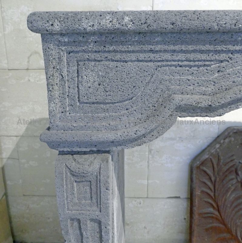 Large old mantel in gray Volvic stone - Atelier Alain BIDAL, Provence