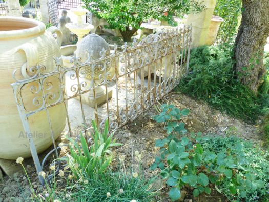 Beau garde-corps ancien de couleur blanche légèrement oxydée avec le temps.