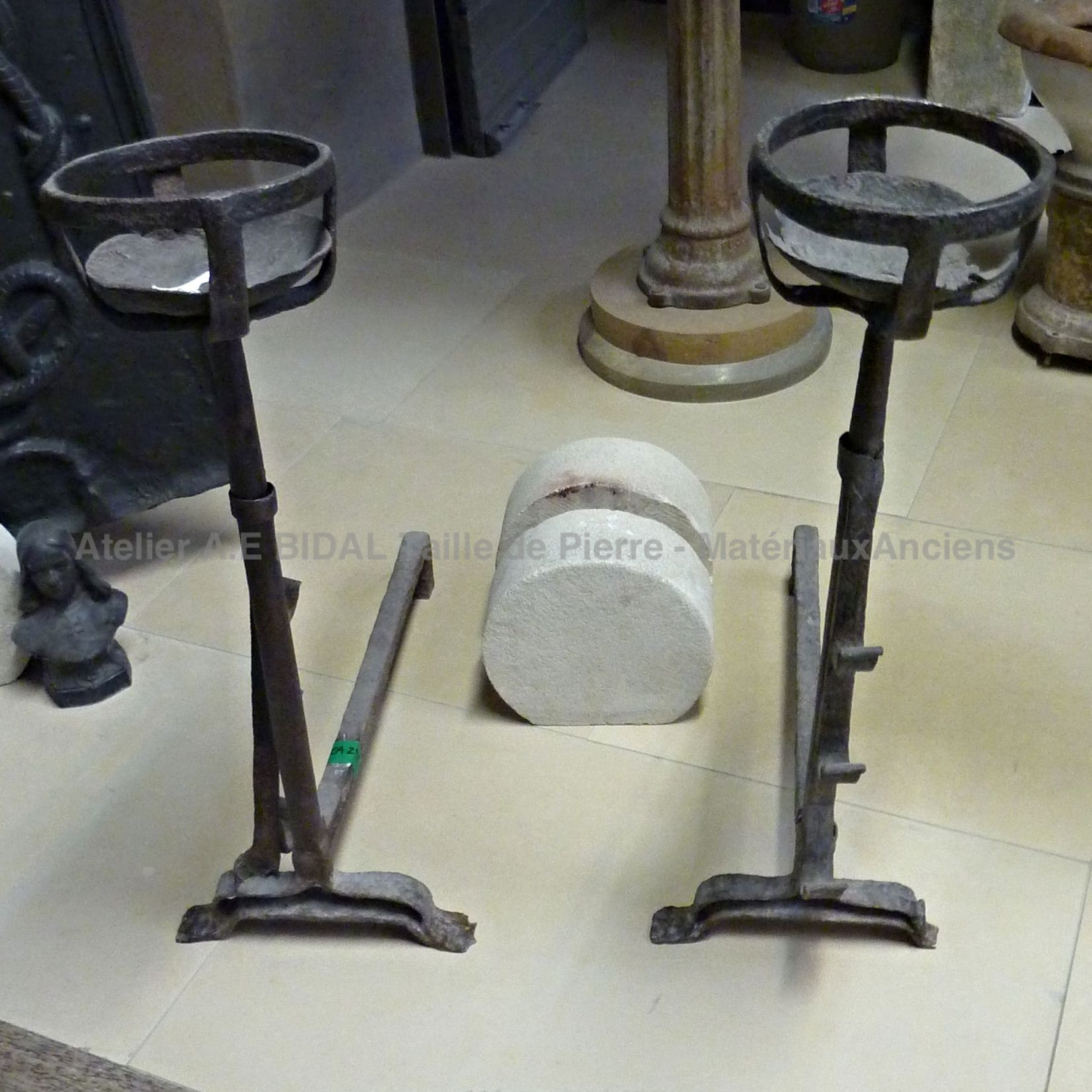 Paire de landiers en fer forgé - accessoires cheminée.