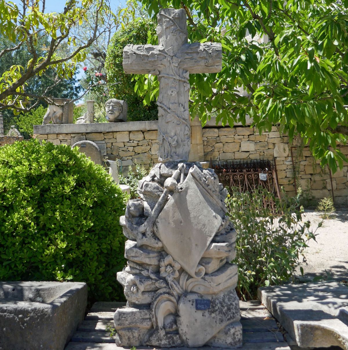 Croix Ancienne Décorative En Porcelaine Sur Son Support - Occasion, Bon état