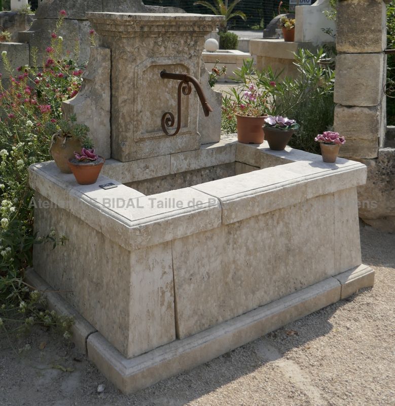 Fontaine unique en pierres anciennes - fontaine de jardin au charme rustique.