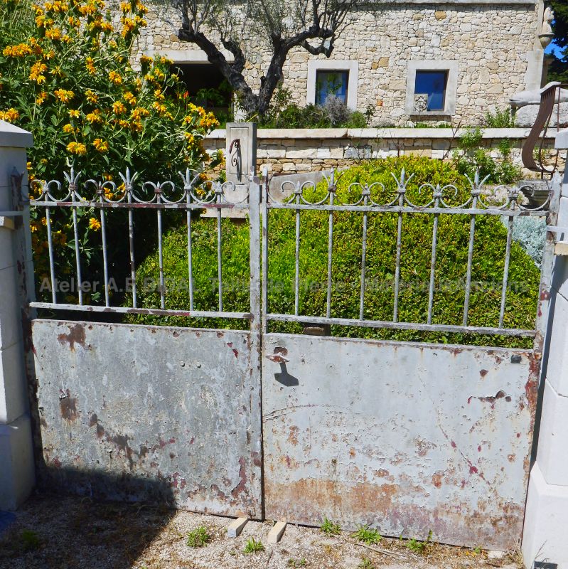 Ancien portail en fer forgé - Portail pour piliers par l'Atelier Alain BIDAL (Provence)