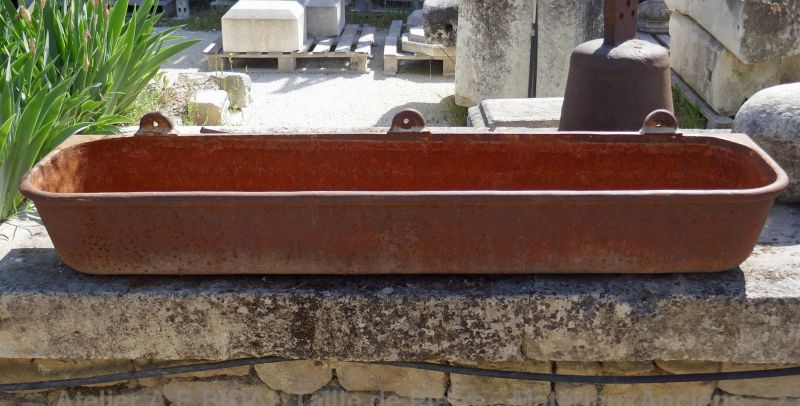 For an authentic outdoors decoration : antique cast iron trough by Atelier Alain BIDAL, Provence