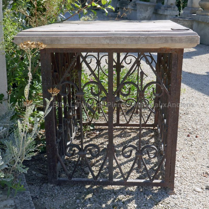 Table basse ancienne en pierre patinée et fer forgé : Alain BIDAL Matériaux Anciens en Provence