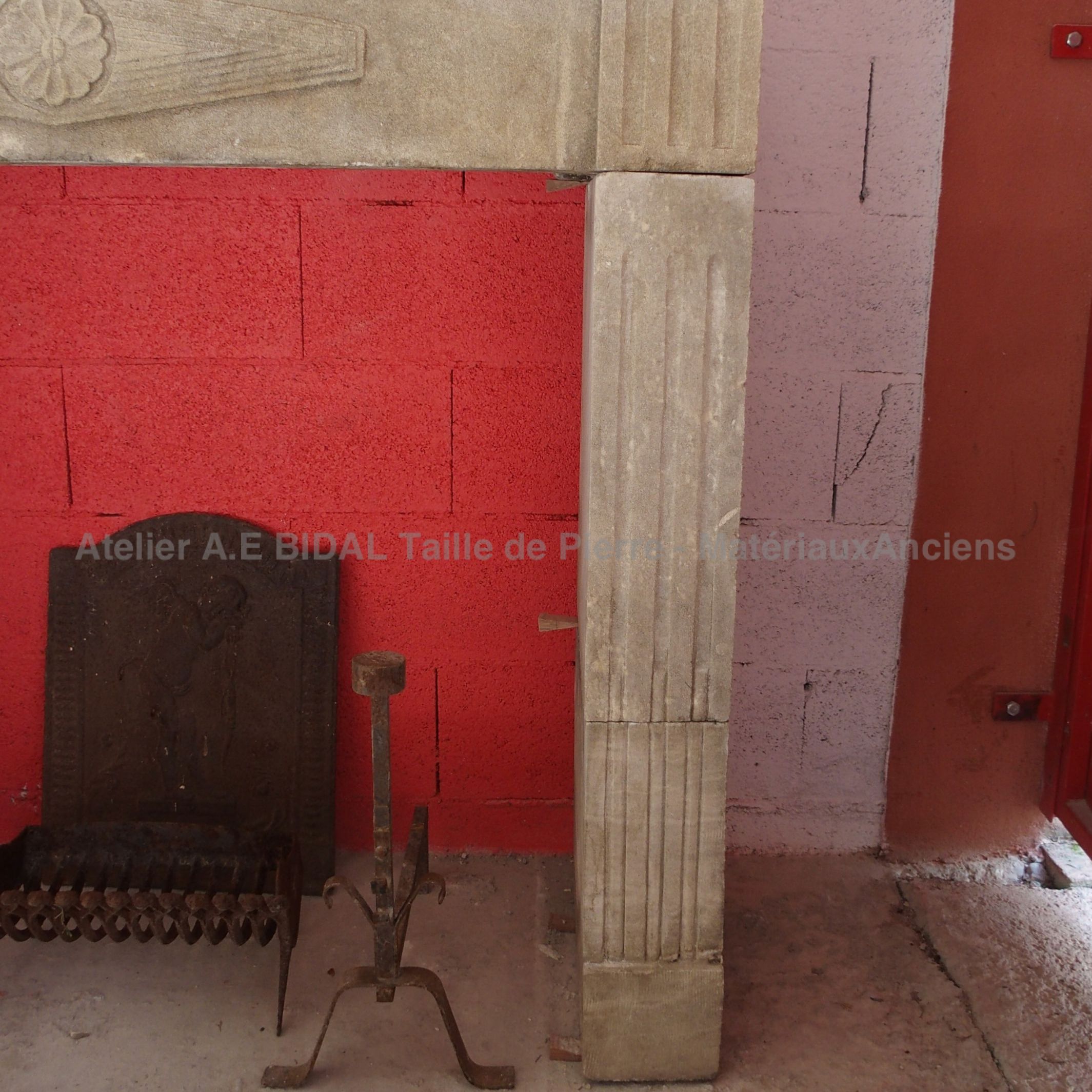 Cheminée Louis XVI - les jambages décorés dans la pierre d'Avy.