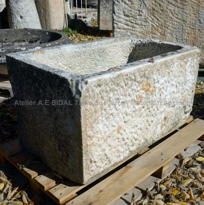 En Provence, des bacs anciens en pierre pour jardin - écologiques, résistants et pas chers !