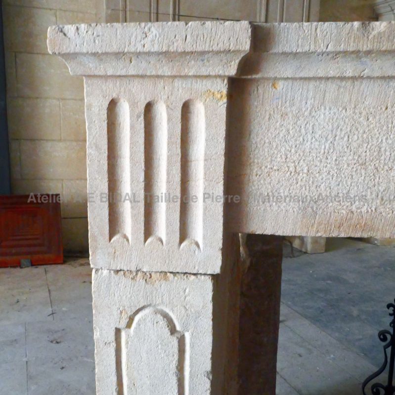 Ancienne cheminée en pierre calcaire patinée par le temps : Alain BIDAL, Matériaux anciens en Provence