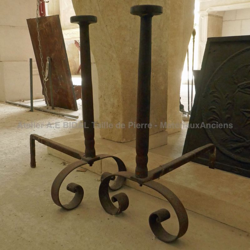 Paire de chenets de cheminée anciens en fer forgé par Atelier Alain BIDAL