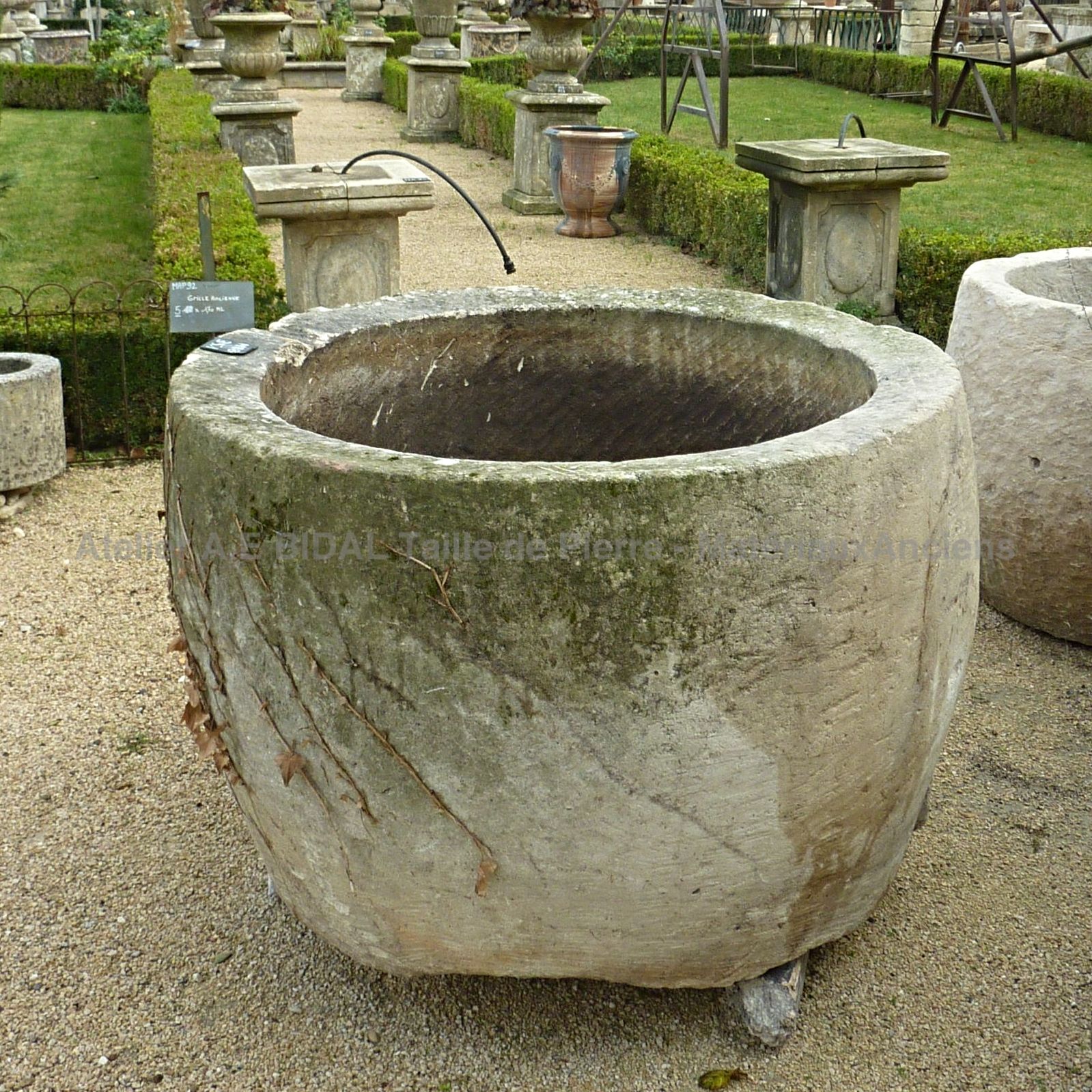 Magnifique ancienne pogne en pierre blanche patinée ** VENDUE