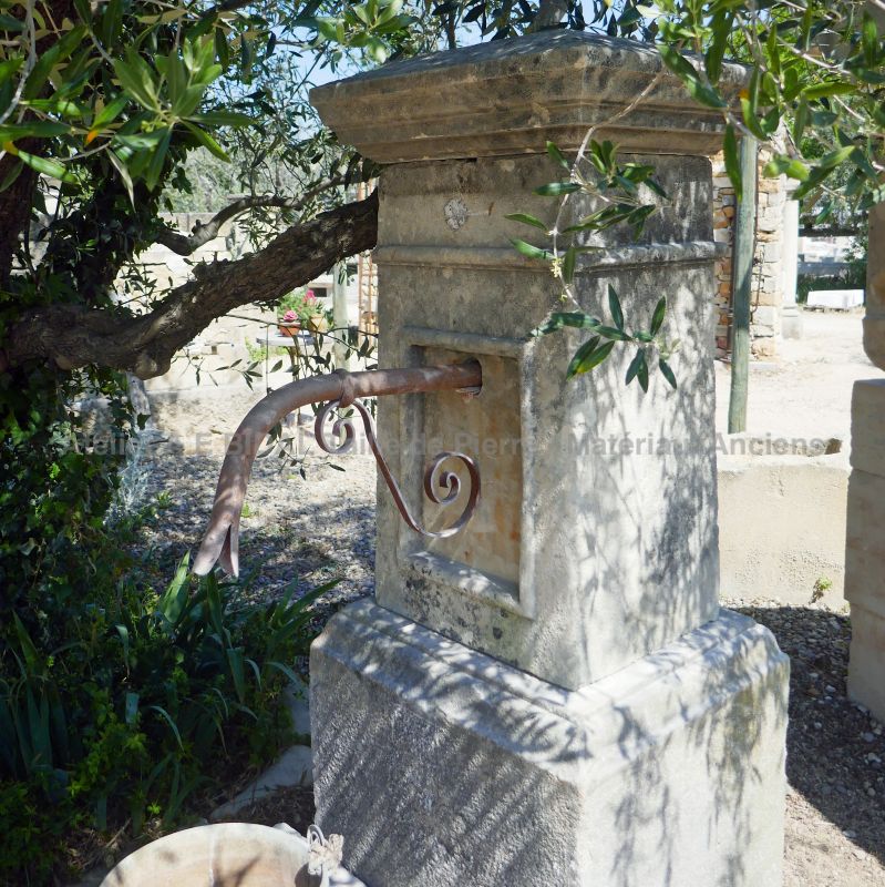 Details of the stone pediment on our water fountain - Atelier Alain BIDAL