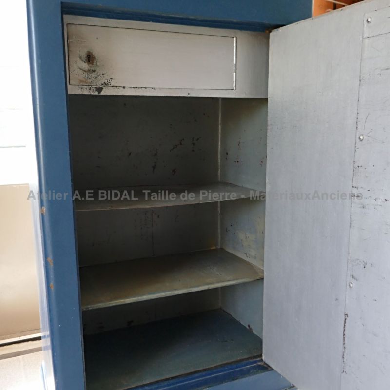 Sell old safe with keys | Antique materials Alain Bidal in Provence.