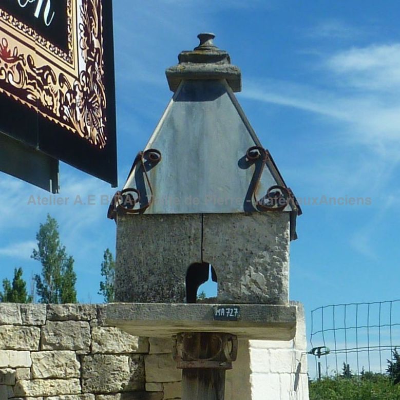 Pigeonnier sur socle - par notre atelier spécialiste des matériaux anciens de l'Isle sur Sorgue.