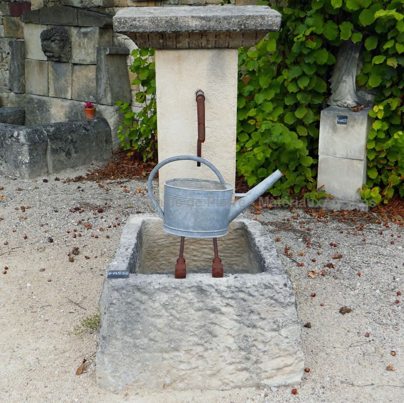 Small outdoor fountain ; a terrace fountain or a garden fountain with modest dimensions.
