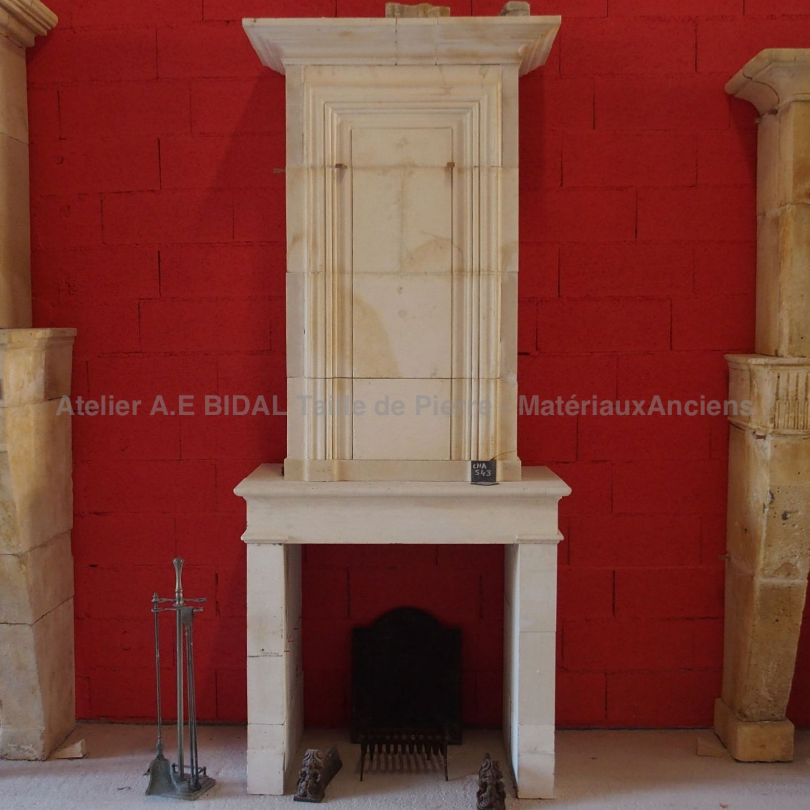 Belle cheminée ancienne haute et de couleur blanche - cheminée à trumeau.