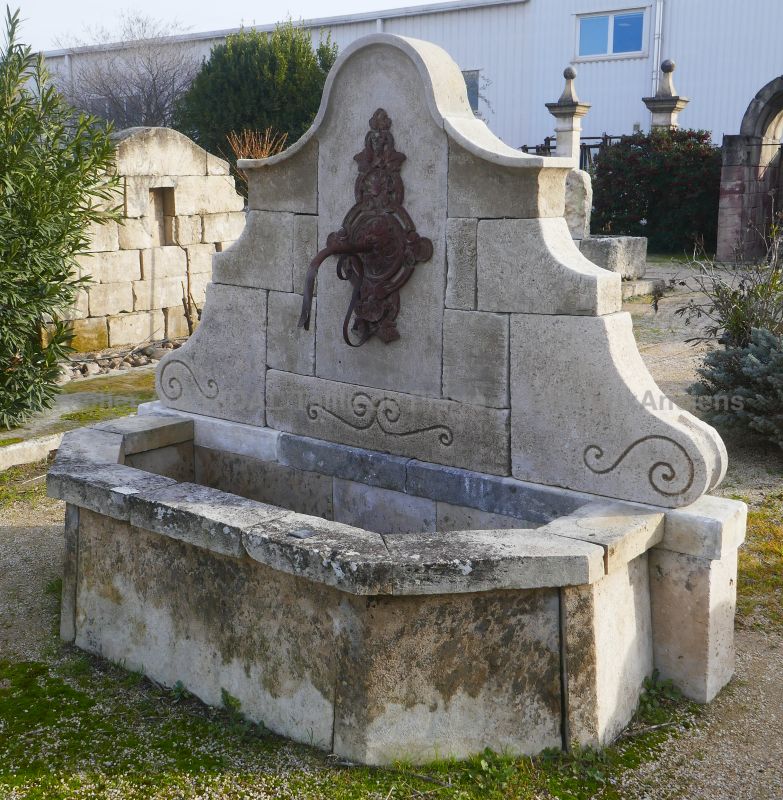 Large fontaine de jardin en pierres anciennes - Les Matériaux Anciens en Provence Alain BIDAL