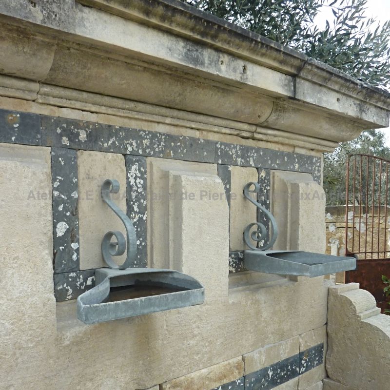 Provence fountain in old stones | A stone fountain for sale at the Antique Materials Alain Bidal.