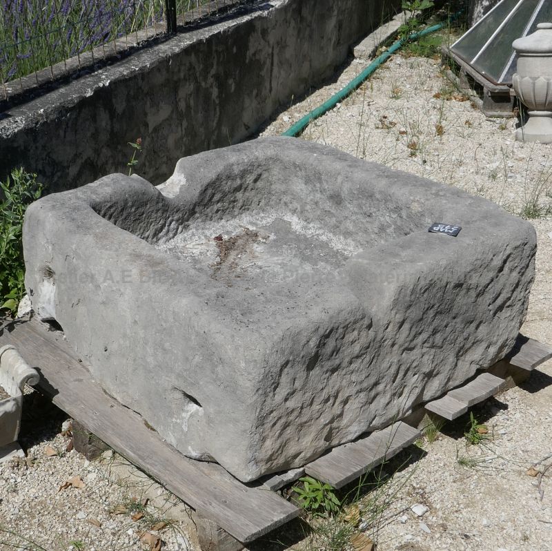 Bac en pierre de décoration, un bac rectangulaire au charme exceptionnel.