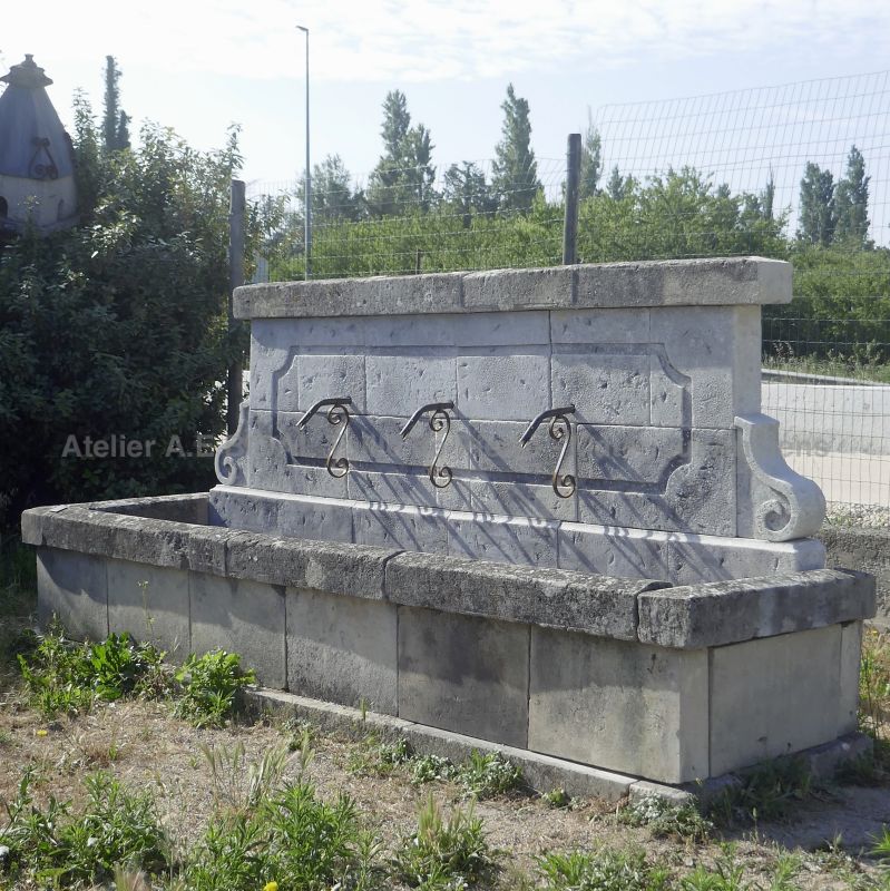 Fontaine de jardin avec fronton doté de 3 sorties d'eau en fer forgé : Atelier Alain BIDAL, Provence