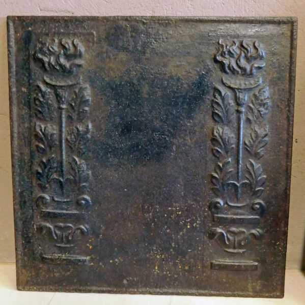 Plaque foyère en fonte pour cheminée : ancienne petite plaque en fonte