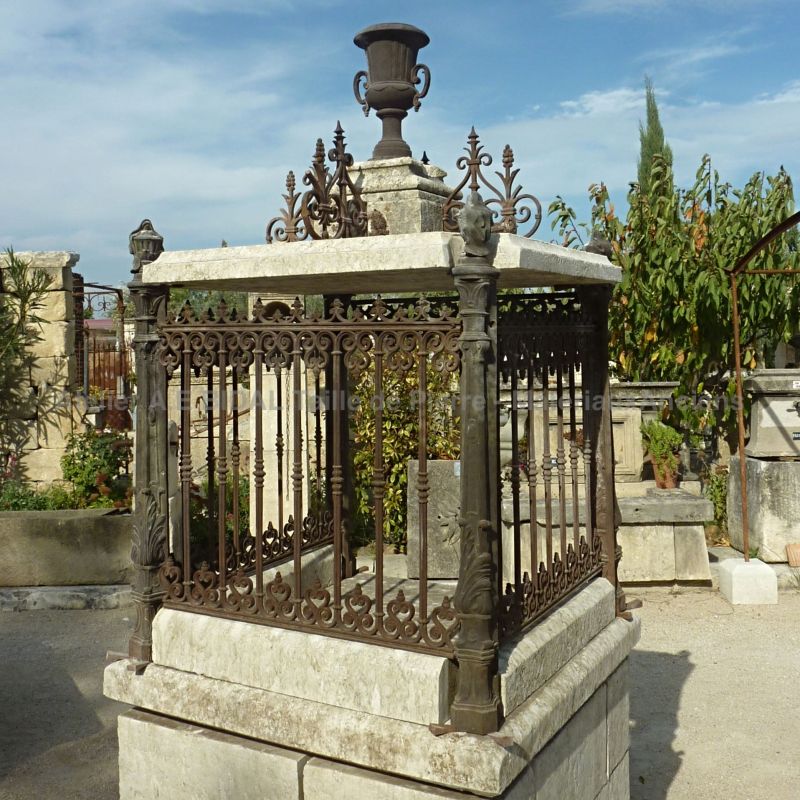 Niche de notre oratoire ancien en pierre et fer forgé * En vente uniquement chez Alain Bidal, Provence.