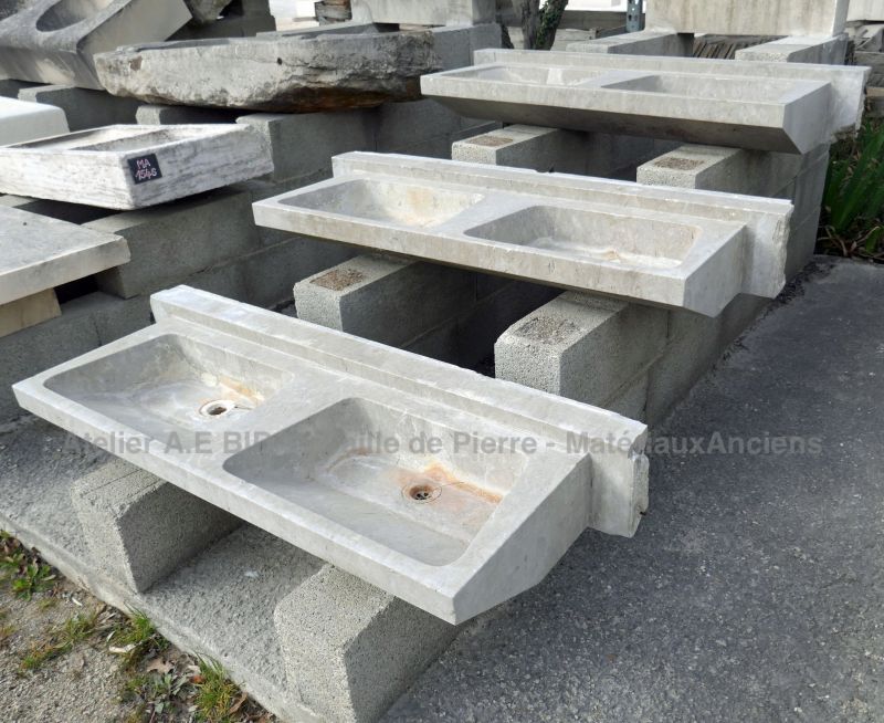 Bel évier ancien en pierre dure - un évier en marbre doté de 2 bacs distincts