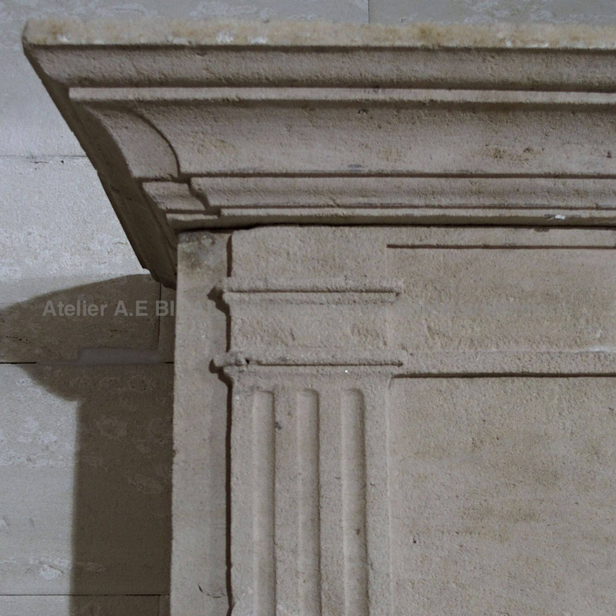 Cheminée Louis 16 - Une cheminée à trumeau en pierre naturelle.