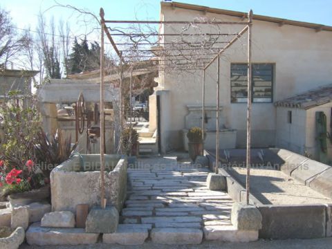 Roseraies et tonnelles en fer forgé - une roseraie ou tonnelle de jardin ancienne.