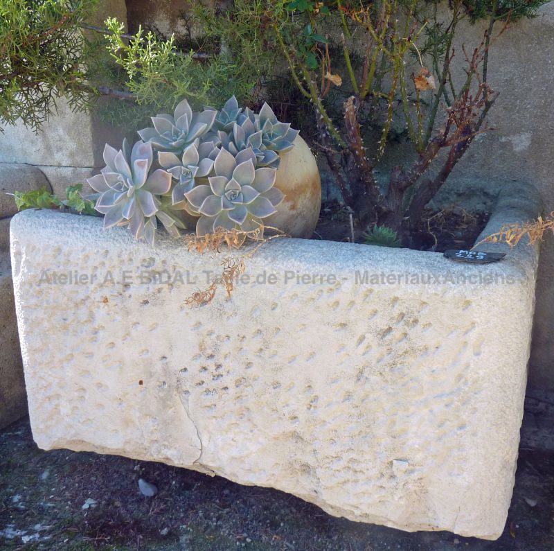 Bac ancien en pierre de taille blanche de la région provençale - bac rectangulaire.