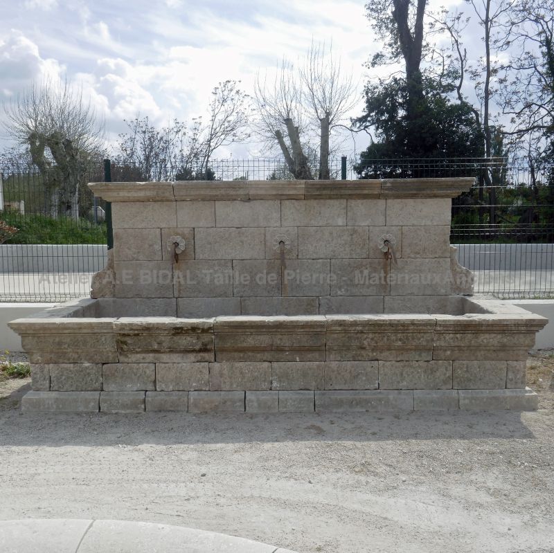 Longue fontaine de jardin en vieilles pierres : une élégante fontaine de chez Alain BIDAL, Provence