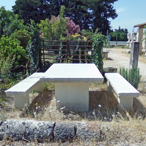 Table et bancs rustiques en pierre : ensemble de jardin par Alain Bidal, matériaux anciens en Provence