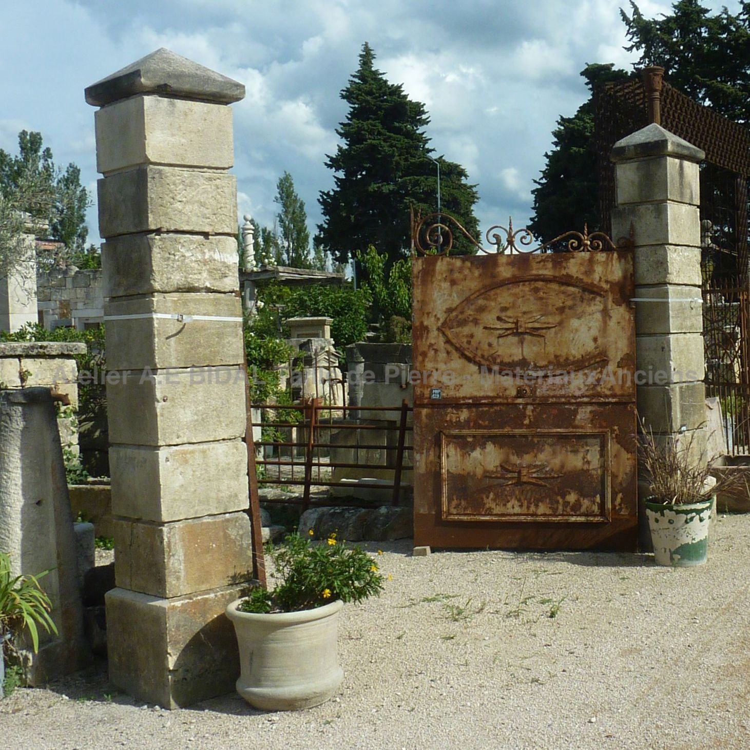 Pilier ancien de type pilier ancien rustique - pour décoration extérieure.