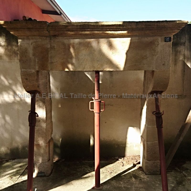 Belle cheminée ancienne en pierre - cheminée Louis 13 avec linteau à clé.